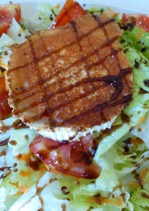Una foto de Ensalada de queso de cabra caramelizado