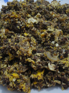 Una foto de Revuelto de morcilla, nueces y pasas