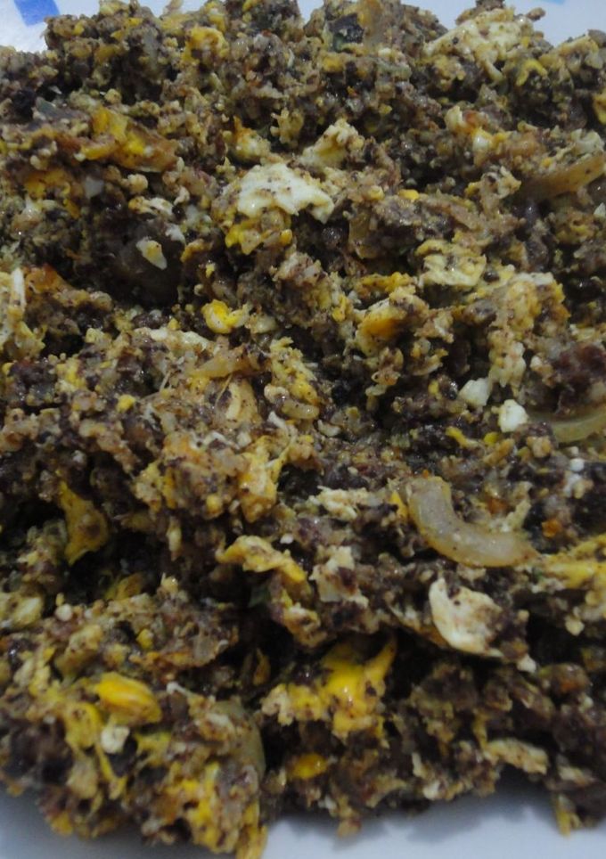 Una foto de Revuelto de morcilla, nueces y pasas