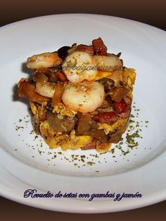 Una foto de Setas con jamón y gambas en revoltijo