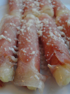 Una foto de Espárragos con jamón y parmesano