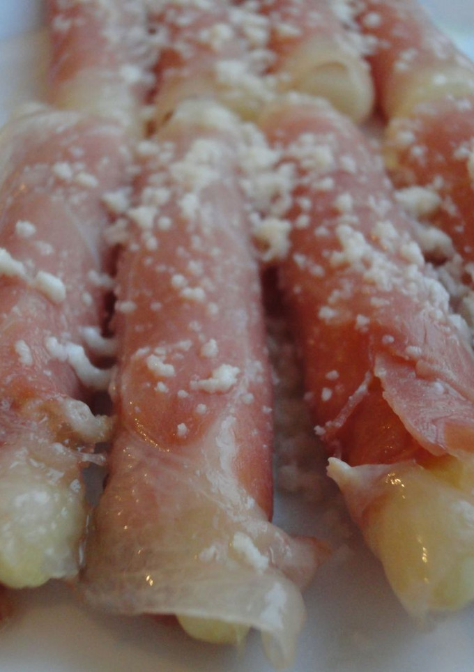 Una foto de Espárragos con jamón y parmesano