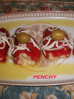 Una foto de Pimientos del piquillo rellenos de ensaladilla murciana con gulas