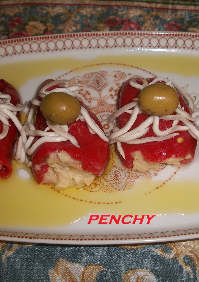 Una foto de Pimientos del piquillo rellenos de ensaladilla murciana con gulas