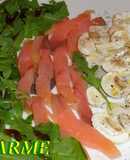 Ensalada de salmón, champiñones y rúcula