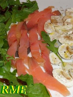 Una foto de Ensalada de salmón, champiñones y rúcula