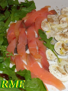 Una foto de Ensalada de salmón, champiñones y rúcula