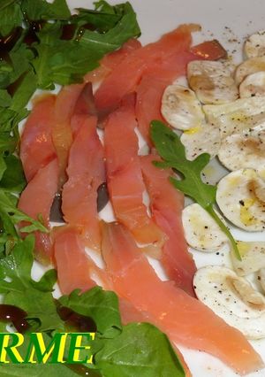 Una foto de Ensalada de salmón, champiñones y rúcula