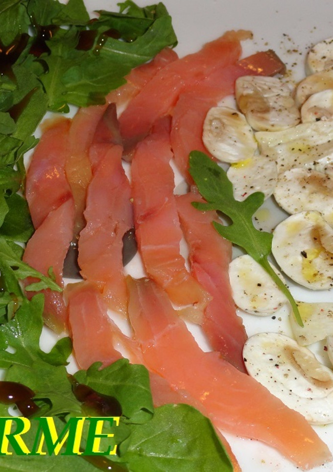Una foto de Ensalada de salmón, champiñones y rúcula
