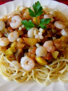 Una foto de Espaguetis integrales con pisto y gambitas salteadas con ajo