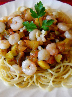 Una foto de Espaguetis integrales con pisto y gambitas salteadas con ajo