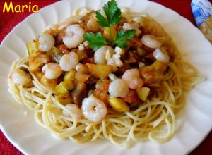 Una foto de Espaguetis integrales con pisto y gambitas salteadas con ajo
