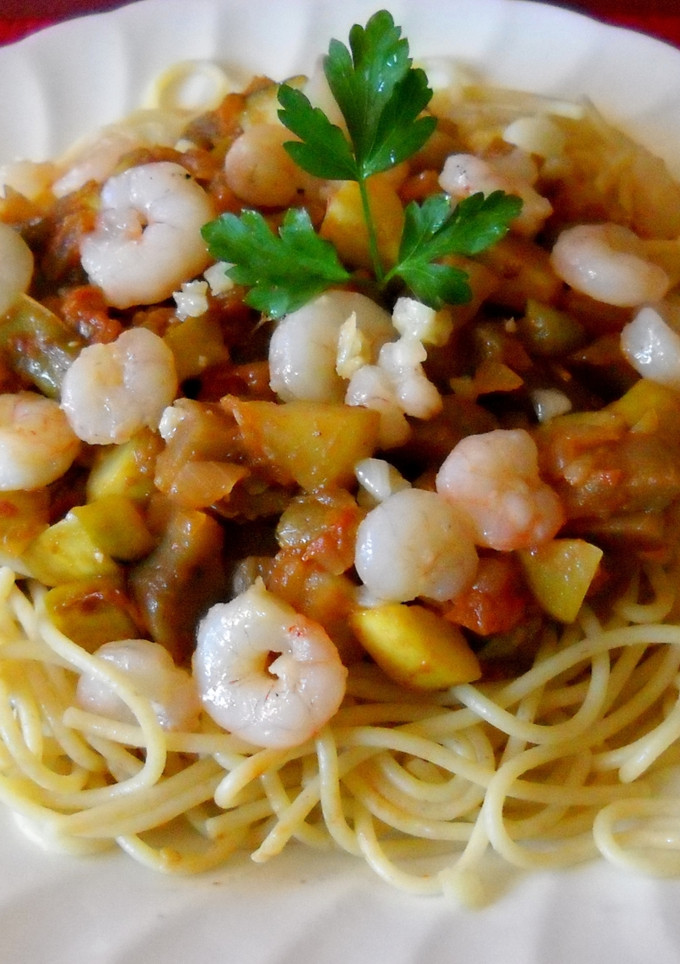 Una foto de Espaguetis integrales con pisto y gambitas salteadas con ajo