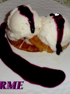 Una foto de Piña con helado, coulis de piña y frutas rojas