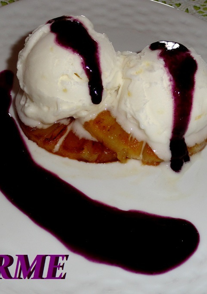 Una foto de Piña con helado, coulis de piña y frutas rojas