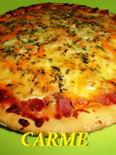 Una foto de Pizza de jamón york a los cuatro quesos