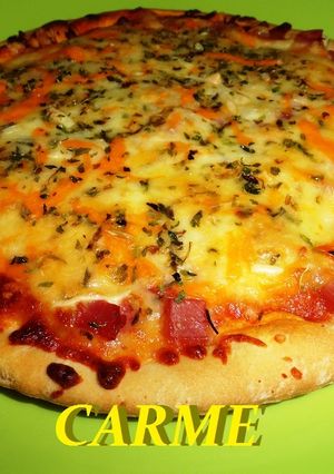 Una foto de Pizza de jamón york a los cuatro quesos