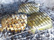 Una foto de rodaballo frito con ajos