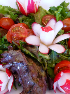 Una foto de Ensalada de rúcula y rabanitos flor