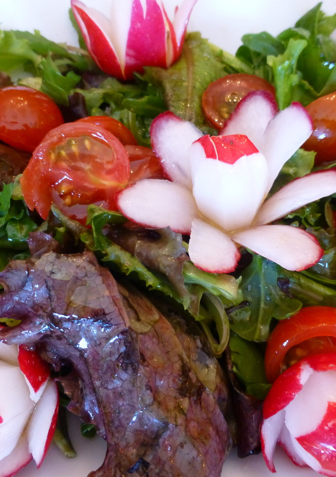 Una foto de Ensalada de rúcula y rabanitos flor
