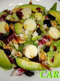 Una foto de Ensalada con aguacate, palmitos y frutos secos