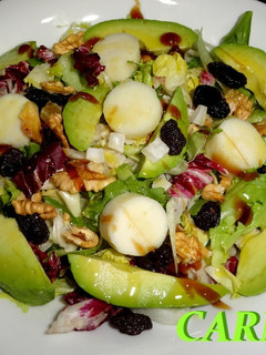 Una foto de Ensalada con aguacate, palmitos y frutos secos