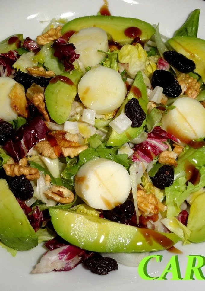 Una foto de Ensalada con aguacate, palmitos y frutos secos