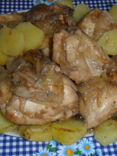 Una foto de Pollo al vino con cebolla