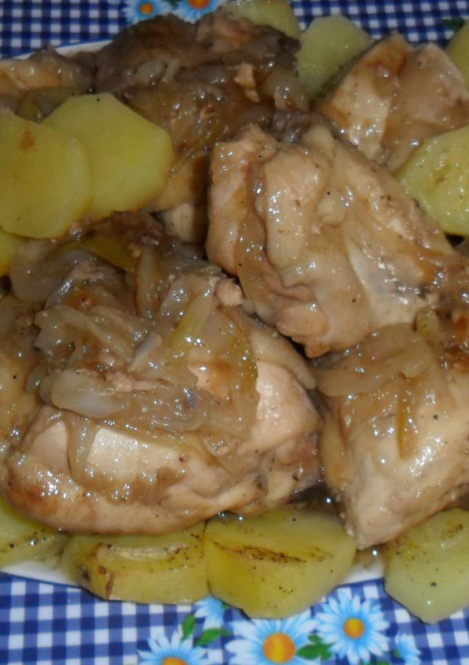Una foto de Pollo al vino con cebolla
