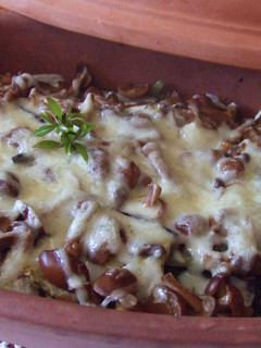 Una foto de Gratinado de pollo y setas con berenjenas en cocotte