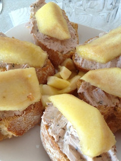 Una foto de Canapé de paté y manzana caramelizada