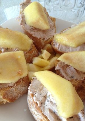 Una foto de Canapé de paté y manzana caramelizada