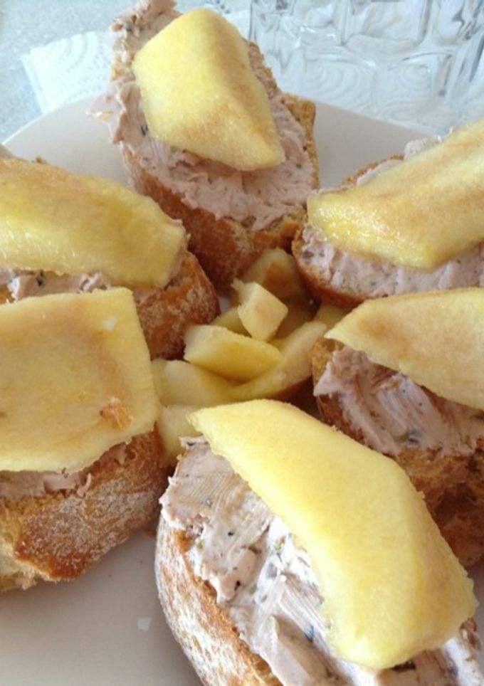 Una foto de Canapé de paté y manzana caramelizada