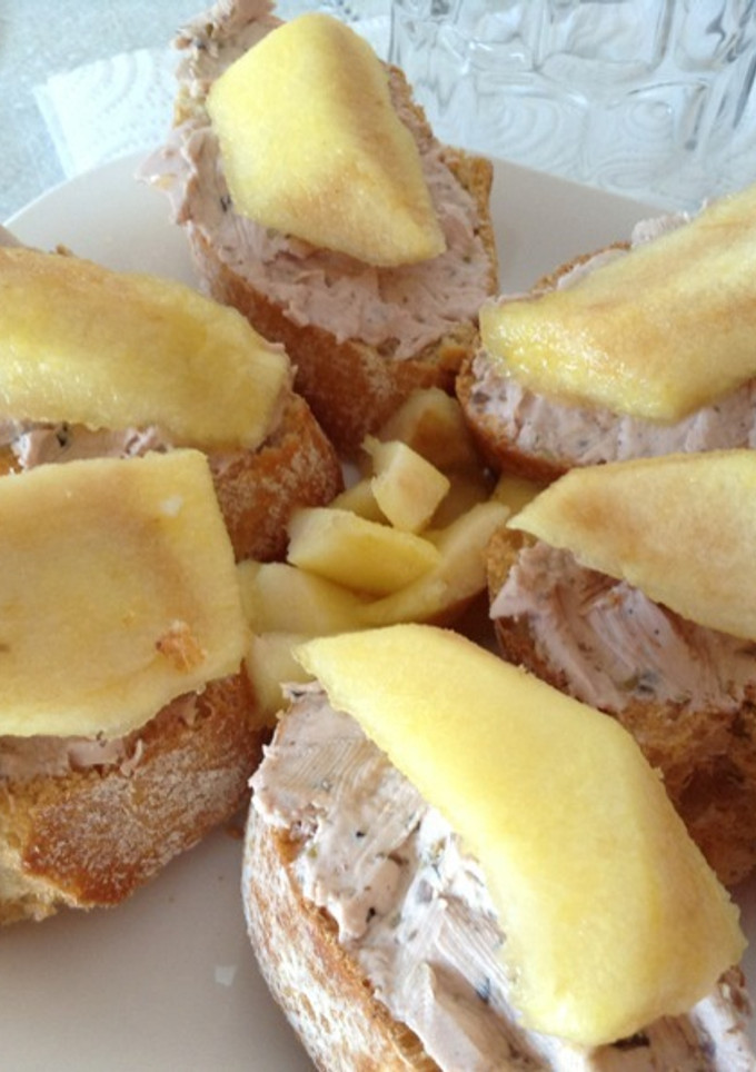 Una foto de Canapé de paté y manzana caramelizada