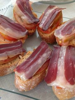 Una foto de Canapés con jamón de pato y tomate