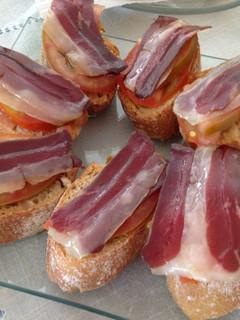 Una foto de Canapés con jamón de pato y tomate