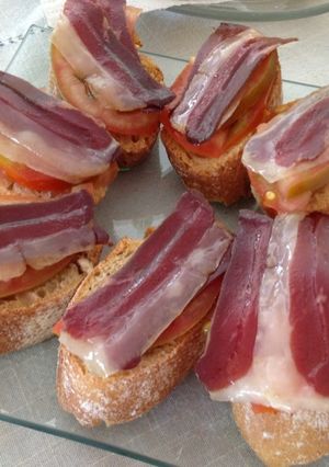 Una foto de Canapés con jamón de pato y tomate