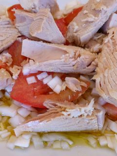 Una foto de Ensalada de tomate y atún