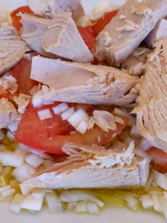 Una foto de Ensalada de tomate y atún