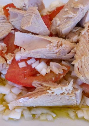 Una foto de Ensalada de tomate y atún