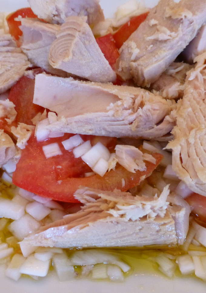 Una foto de Ensalada de tomate y atún