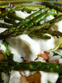 Una foto de Ensalada de patatas alioli y espárragos trigueros