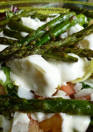 Una foto de Ensalada de patatas alioli y espárragos trigueros