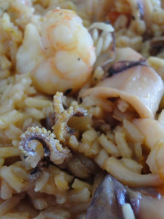 Una foto de Arroz con chipirones y gambas