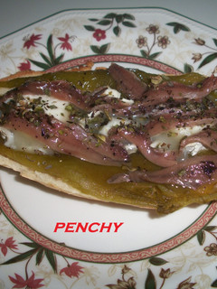 Una foto de Tosta de pimiento italiano, queso de cabra y anchoas gratinada