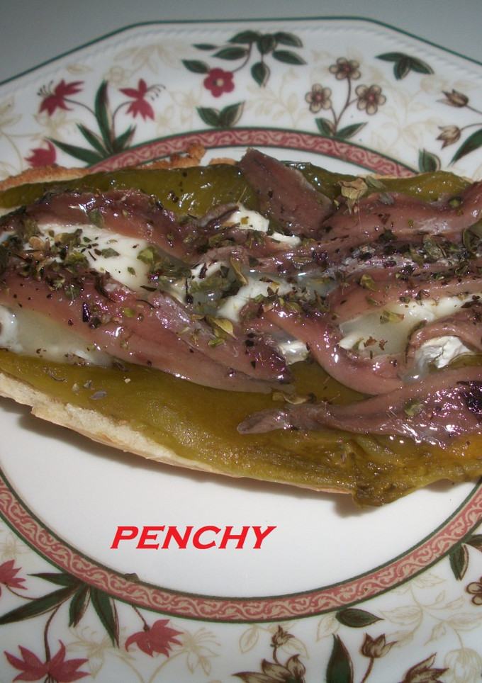 Una foto de Tosta de pimiento italiano, queso de cabra y anchoas gratinada