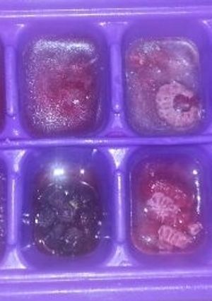 Una foto de Hielo con frutas del bosque