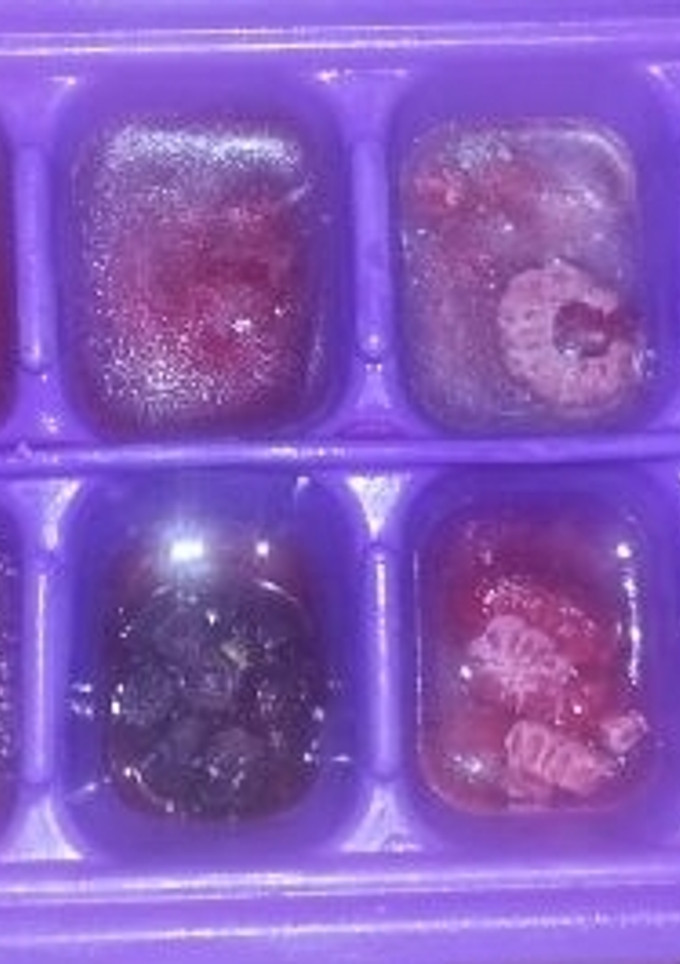 Una foto de Hielo con frutas del bosque
