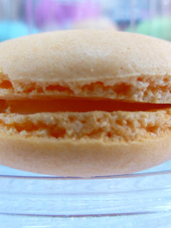 Una foto de Macarons de chocolate blanco y plátano