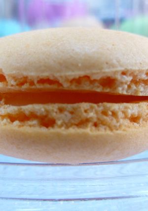 Una foto de Macarons de chocolate blanco y plátano